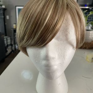 Short blonde wig